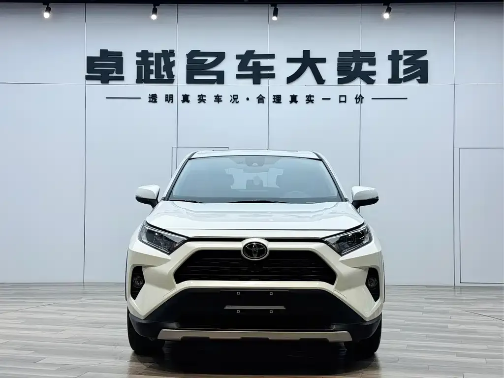 Toyota RAV4 — фото 1