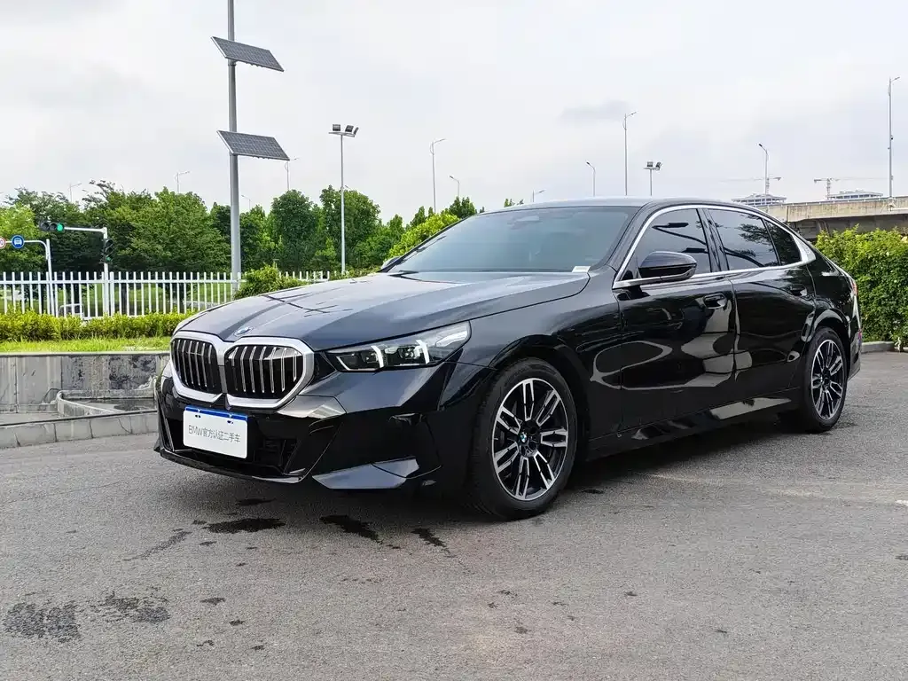 BMW 5 Series — фото 1