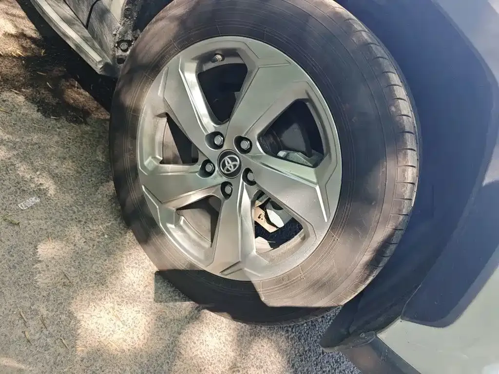 Toyota RAV4 — фото 10