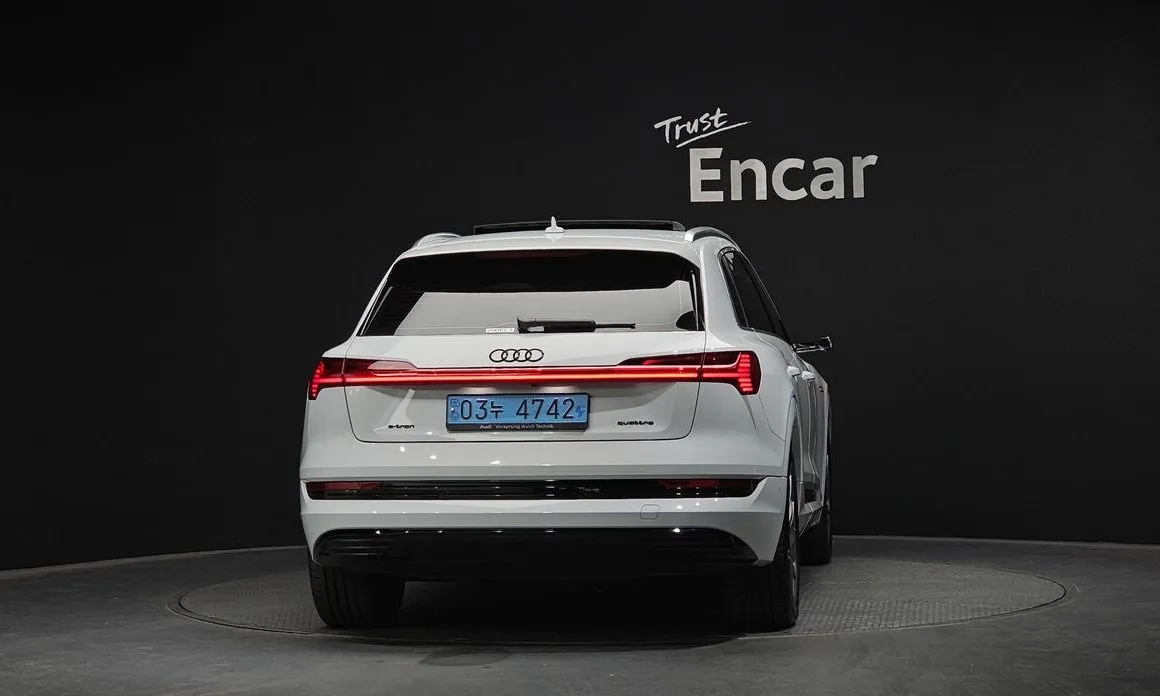 Audi e-tron — фото 4