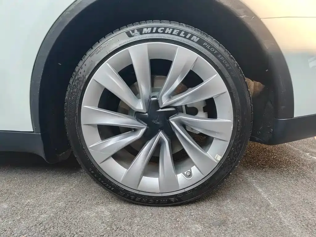 Tesla Model Y — фото 8