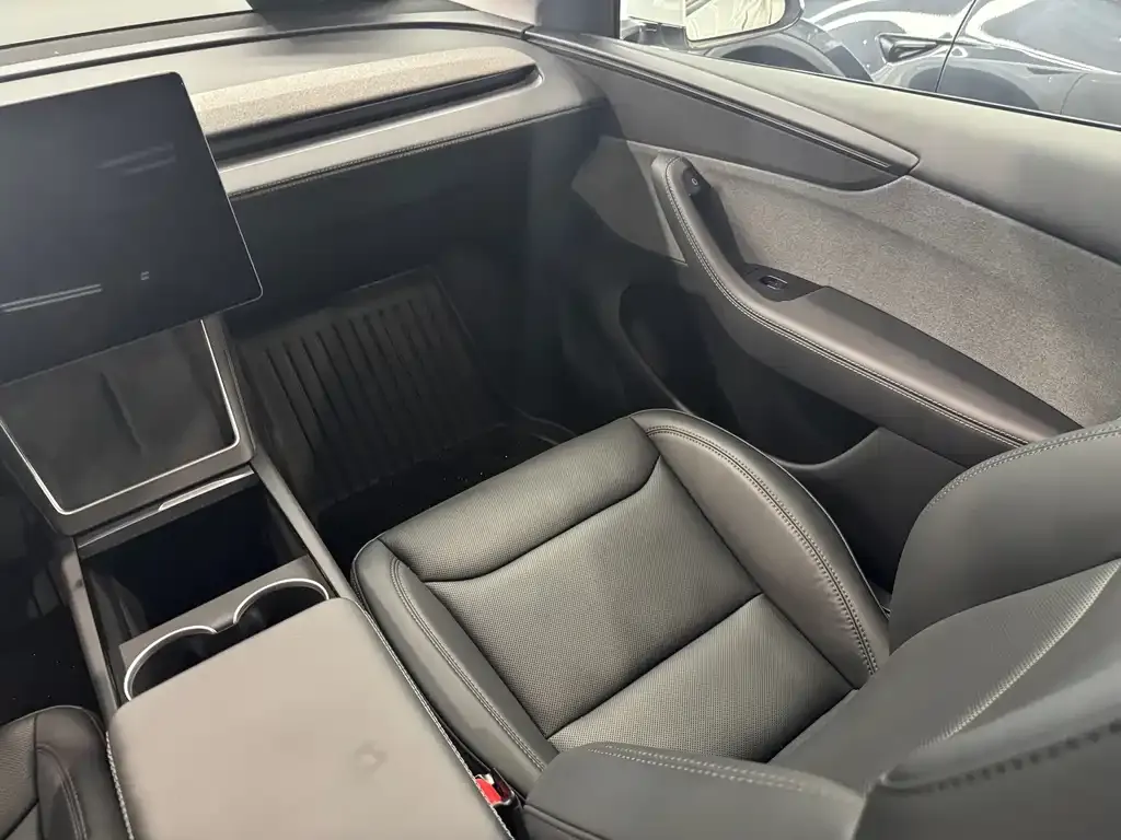 Tesla Model Y — фото 8