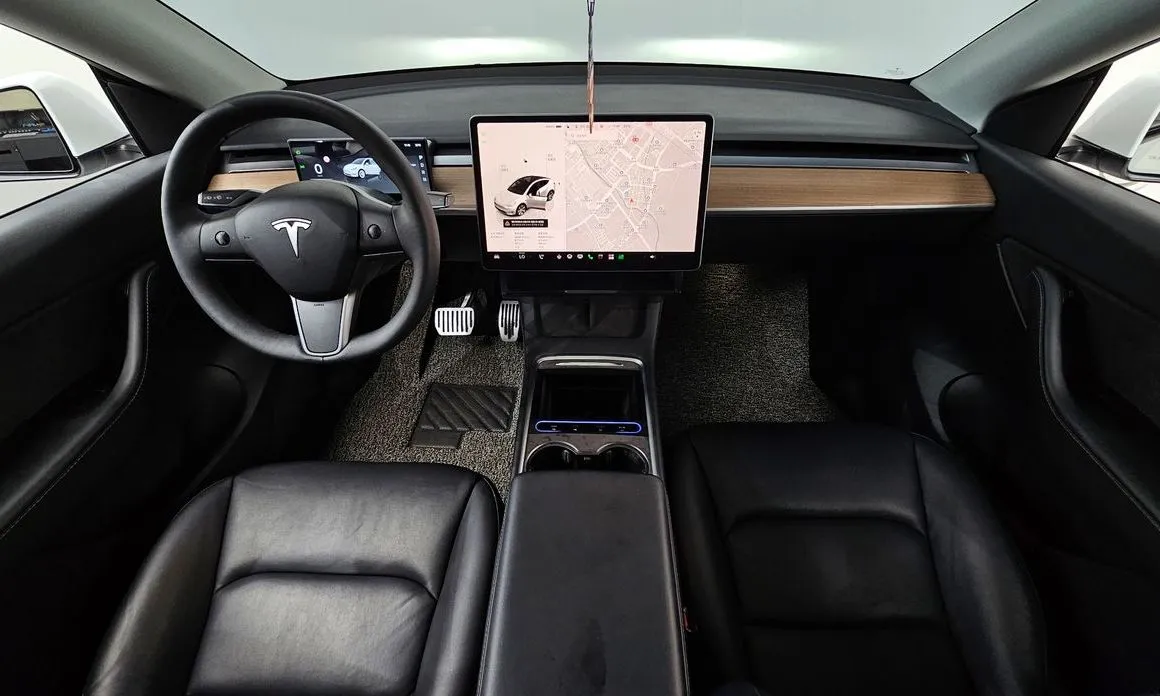 Tesla Model Y — фото 10