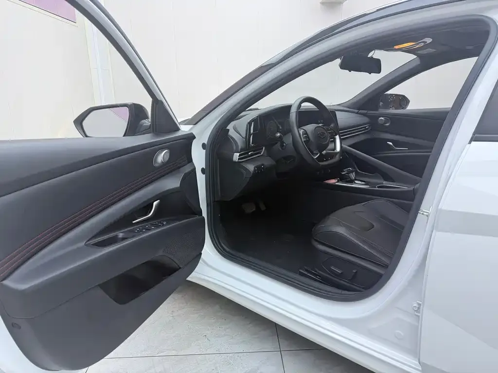 Hyundai Elantra — фото 3