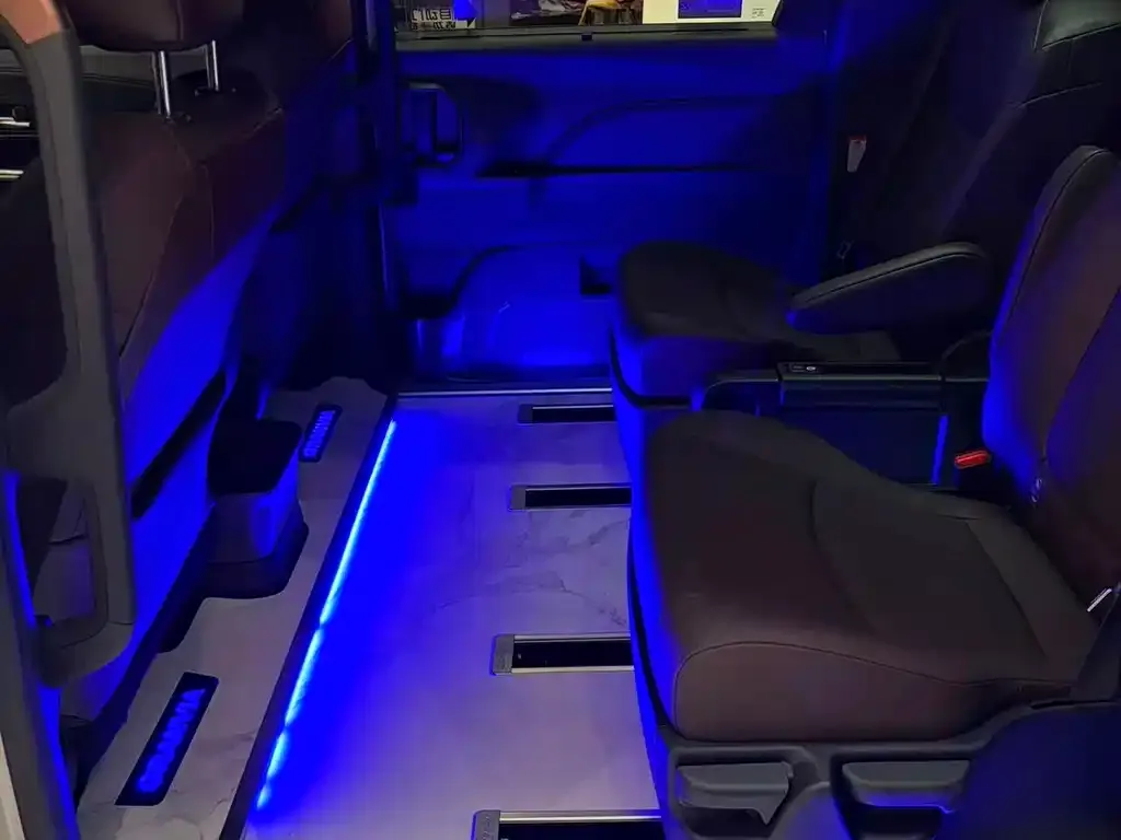Toyota Granvia — фото 3