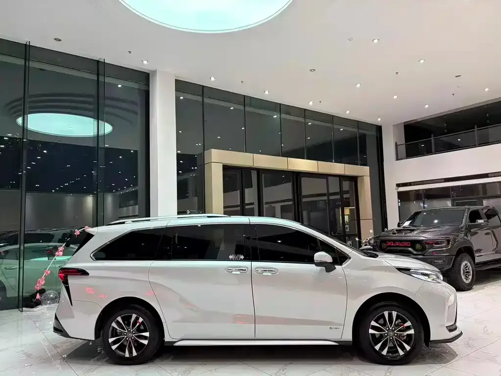 Toyota Granvia — фото 10