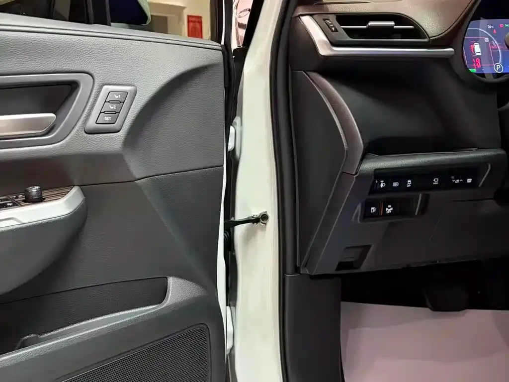 Toyota Granvia — фото 6
