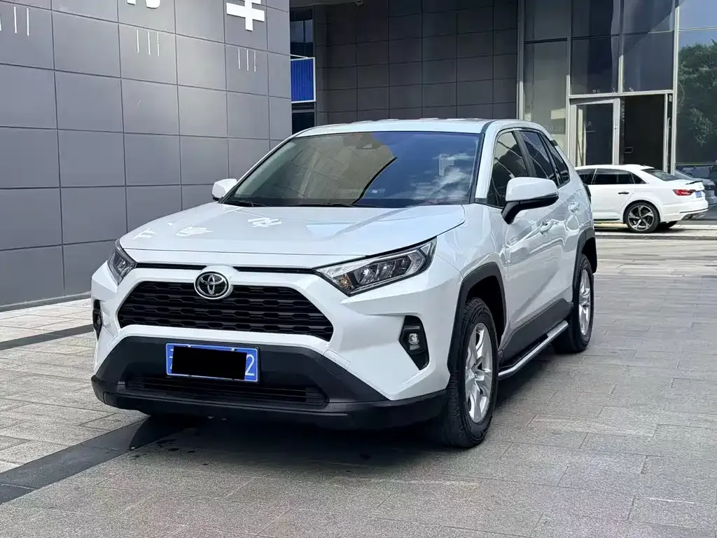 Toyota RAV4 — фото 1