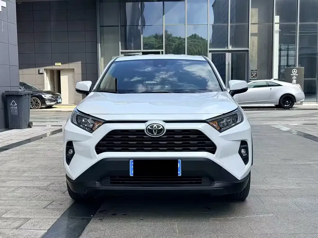 Toyota RAV4 — фото 8