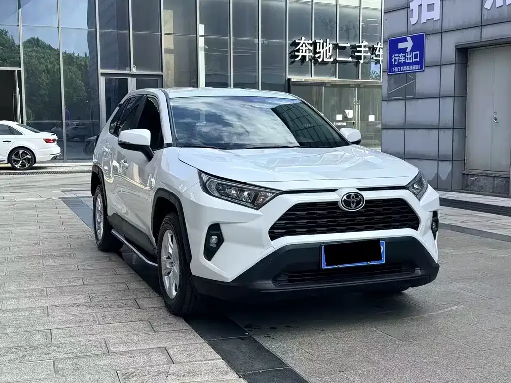 Toyota RAV4 — фото 10