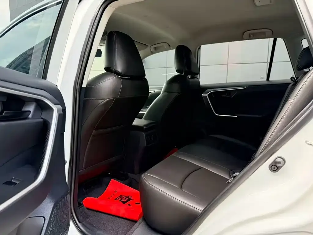 Toyota RAV4 — фото 6