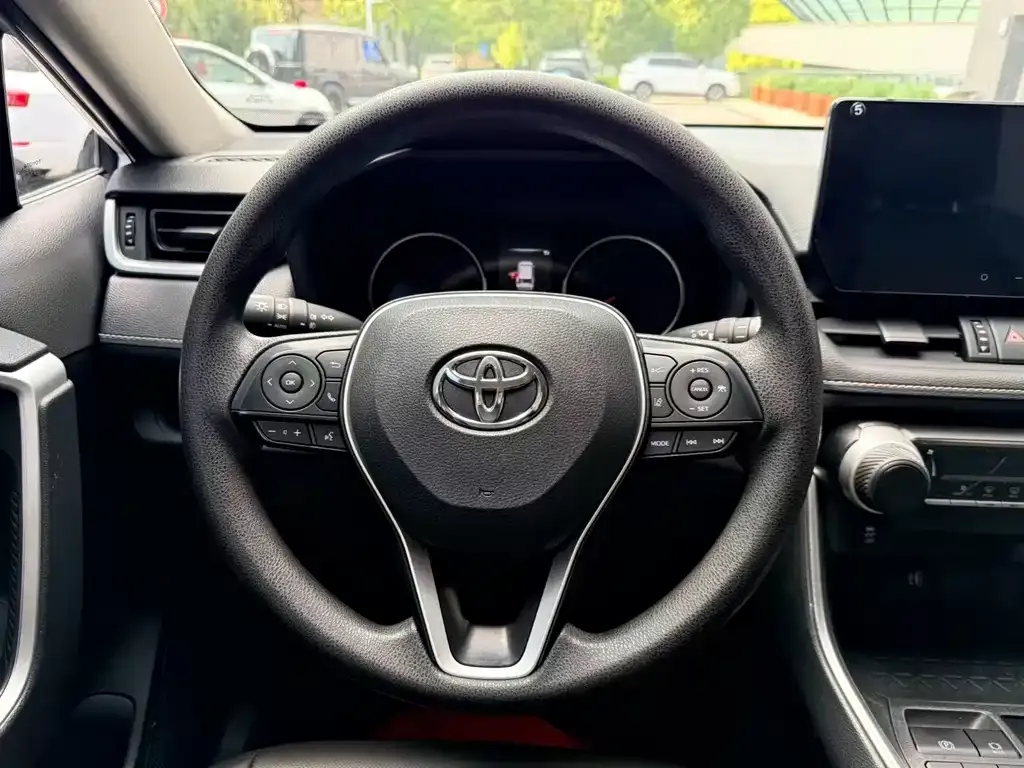 Toyota RAV4 — фото 4