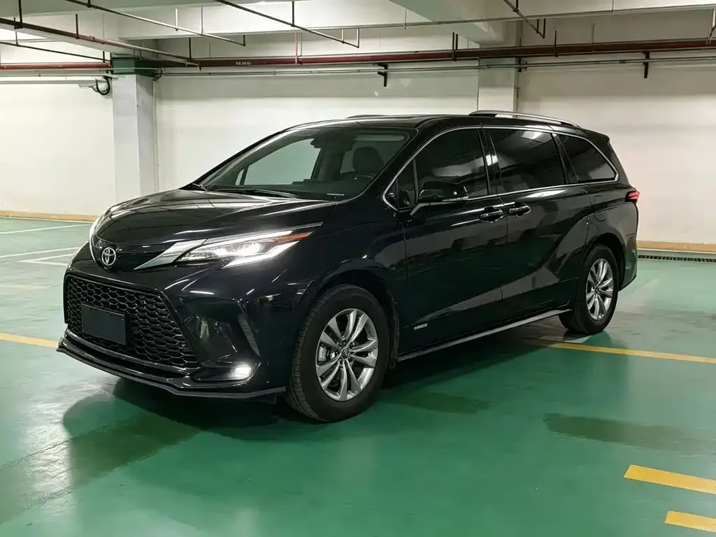 Toyota Sienna — фото 1