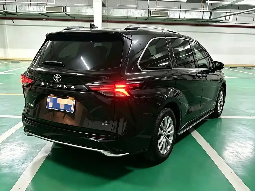 Toyota Sienna — фото 10