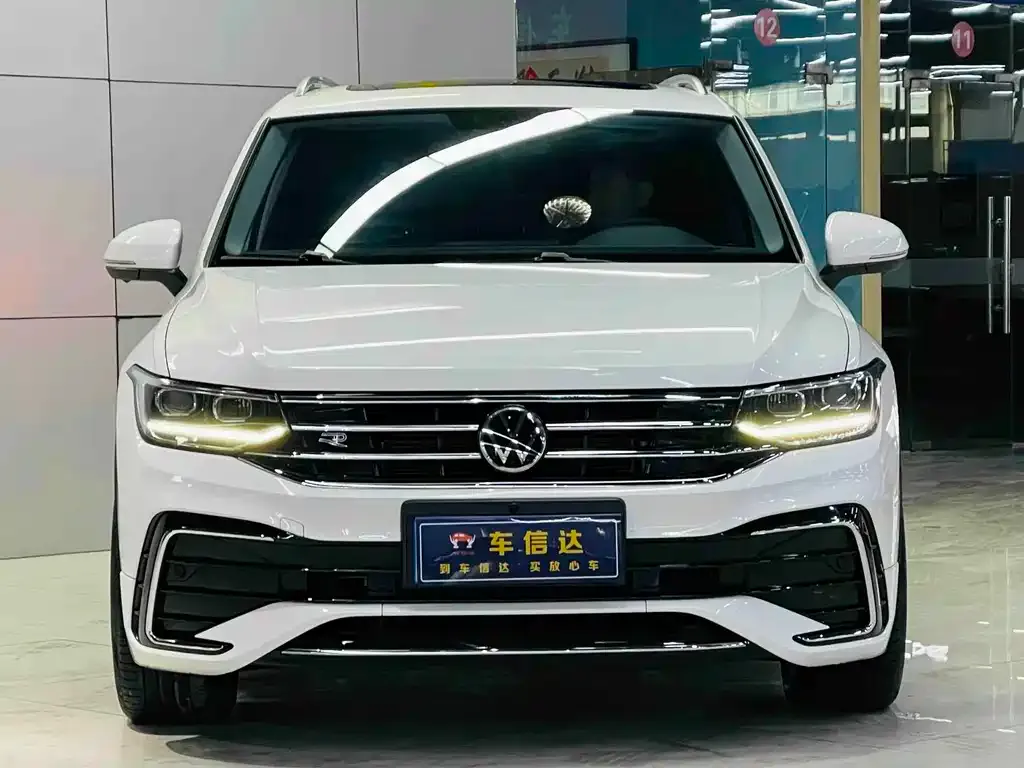 Volkswagen Tiguan L — фото 1