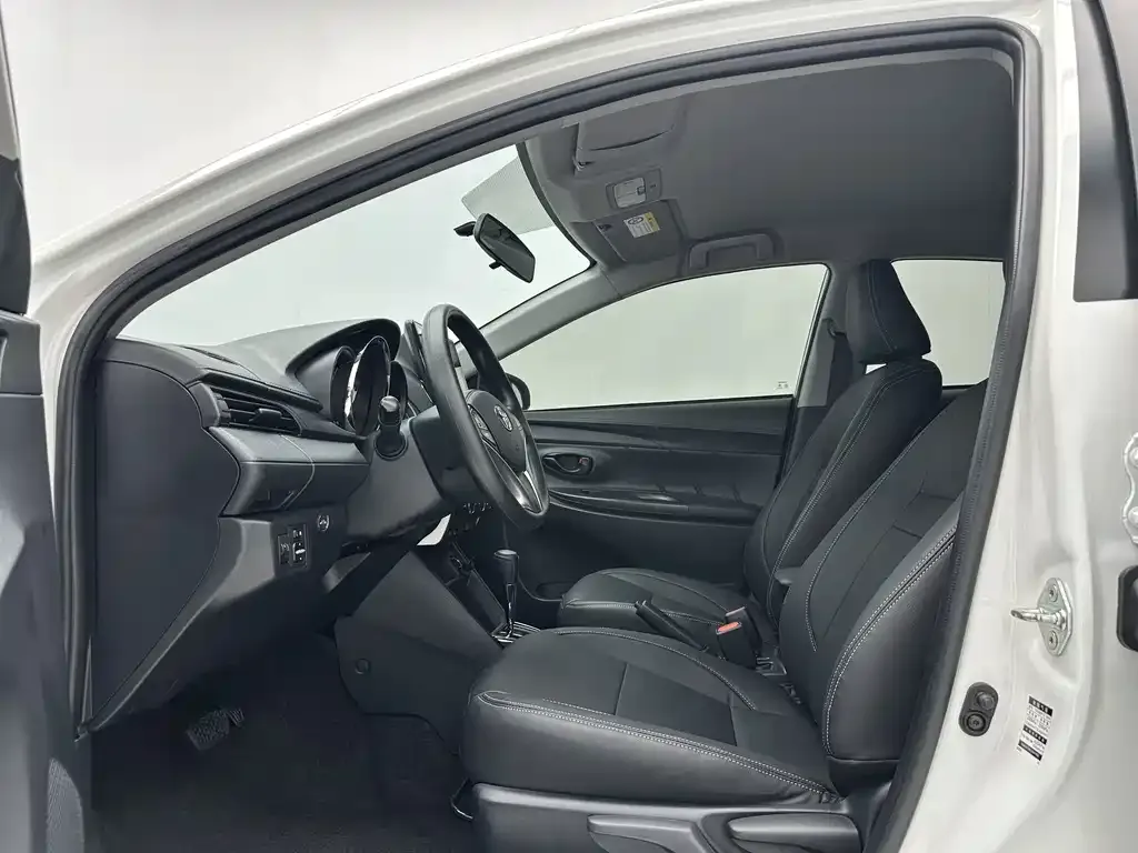 Toyota Yaris L — фото 10