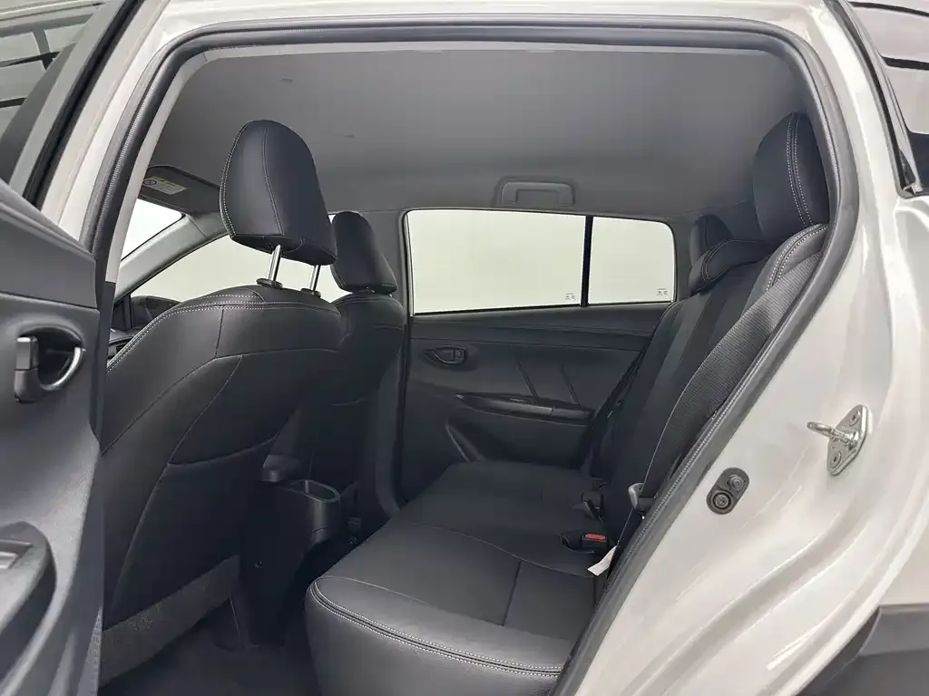 Toyota Yaris L — фото 8
