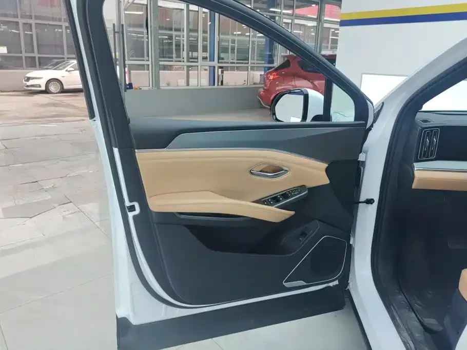 BYD L DM-i — фото 6