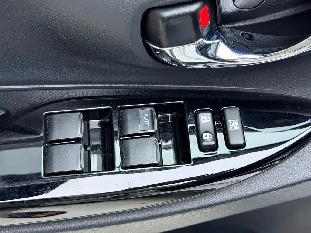 Toyota Yaris L — фото 3
