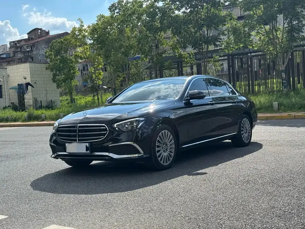 Mercedes-Benz E-Class — фото 1