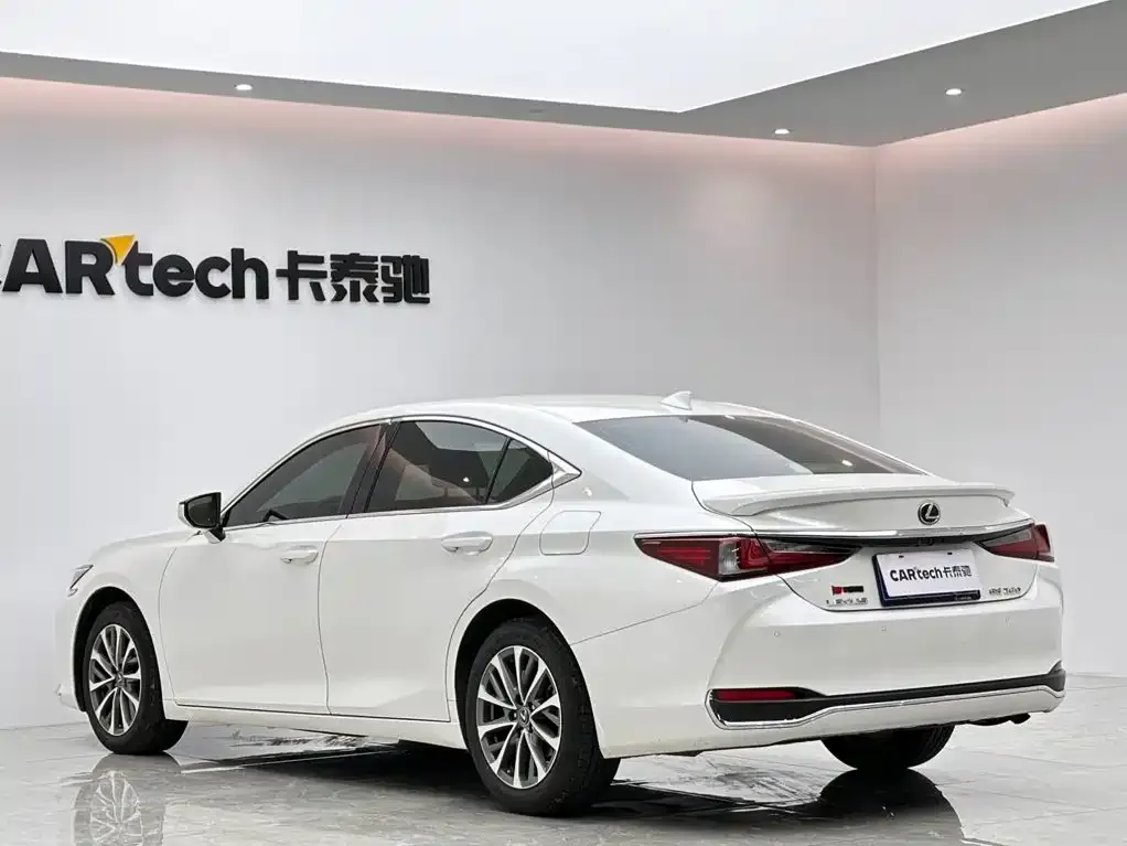 Lexus ES — фото 10