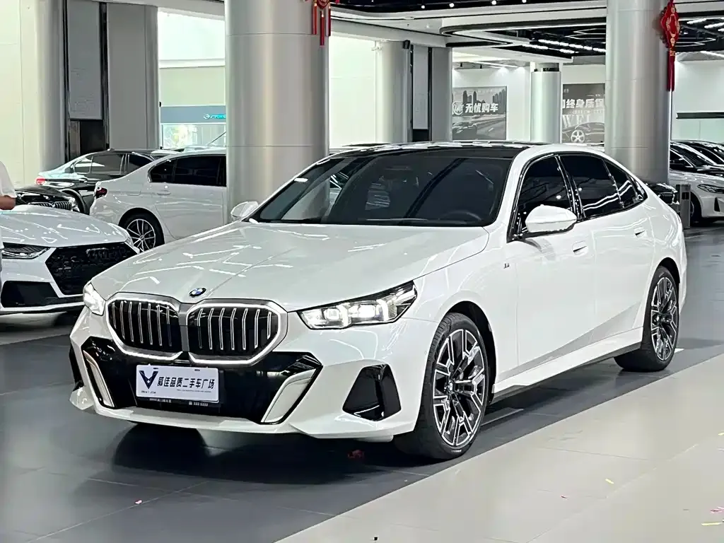 BMW 5 Series — фото 1