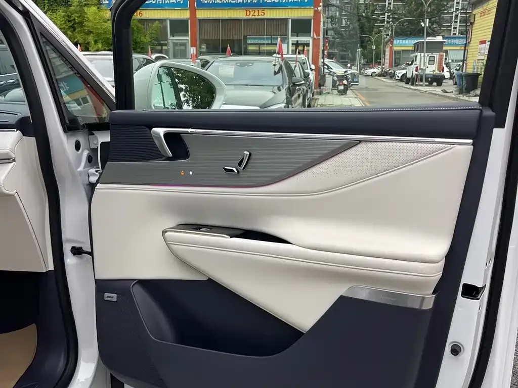 Buick GL8 Hybrid — фото 10