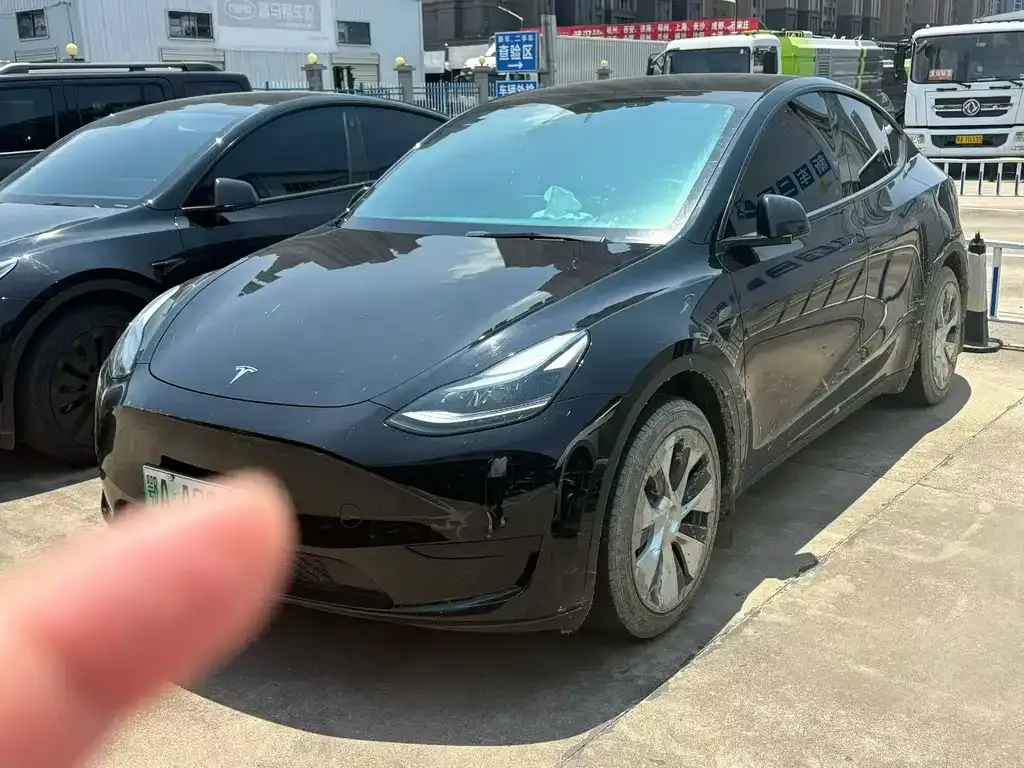 Tesla Model Y — фото 1