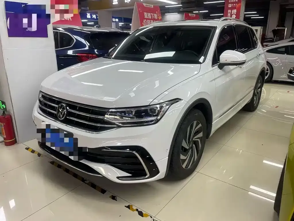 Volkswagen Tiguan L — фото 1