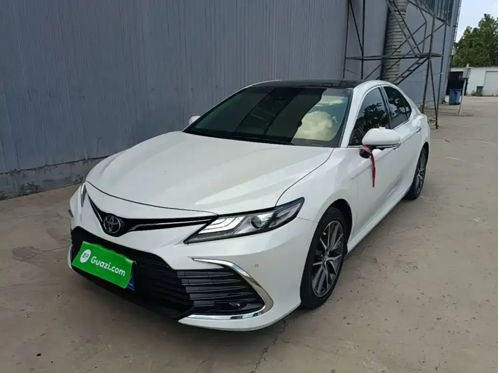 Toyota Camry — фото 1