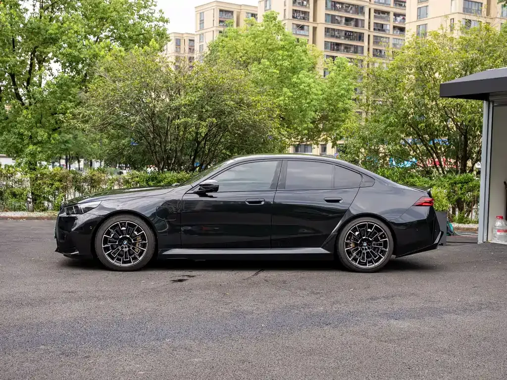BMW M5 New Energy — фото 8