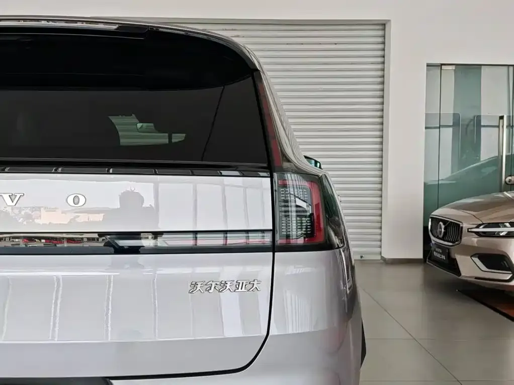 Volvo XC70 Plug-in Hybrid — фото 3