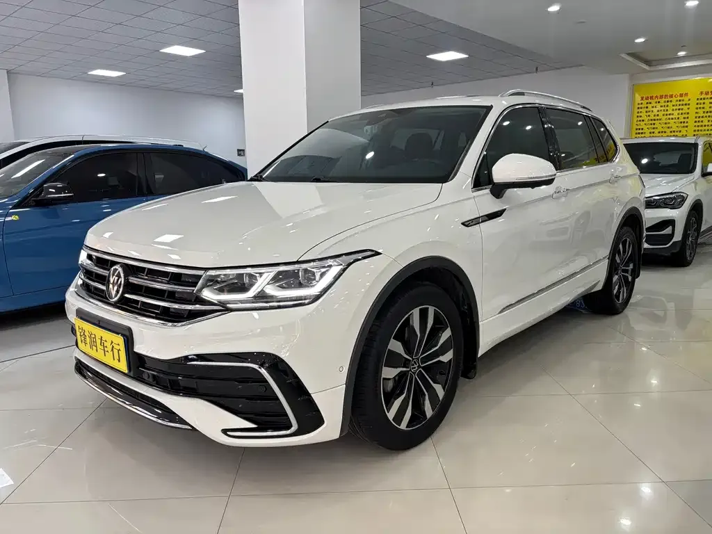 Volkswagen Tiguan L — фото 1