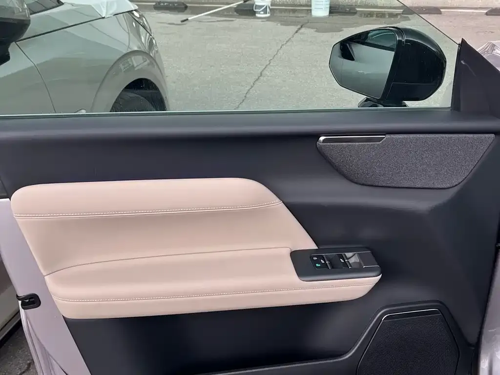 Volvo XC70 Plug-in Hybrid — фото 2
