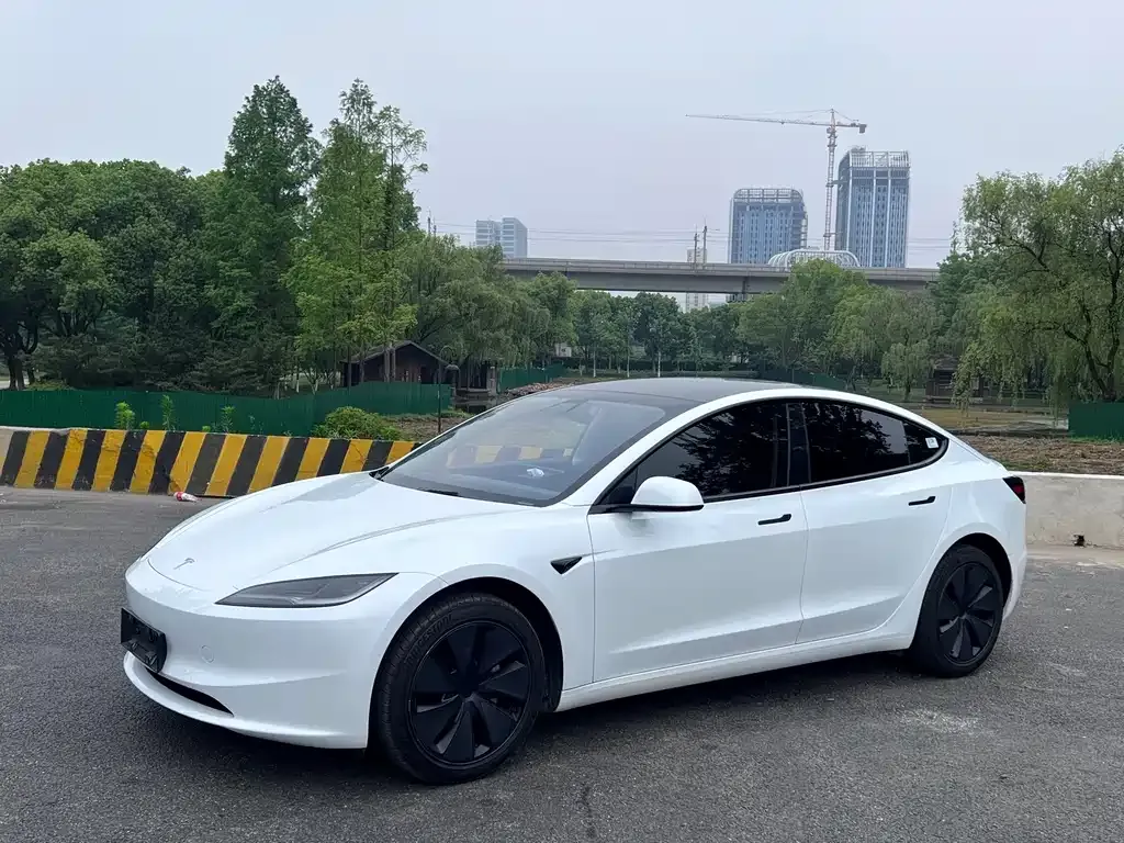 Tesla Model 3 — фото 1