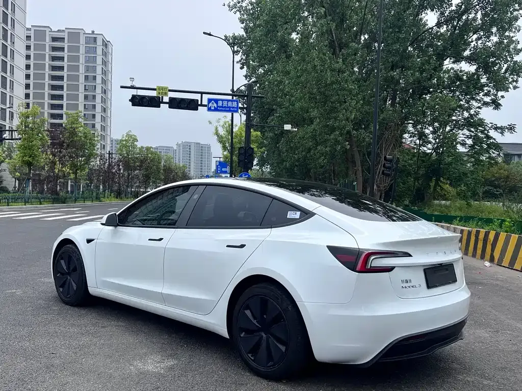 Tesla Model 3 — фото 9