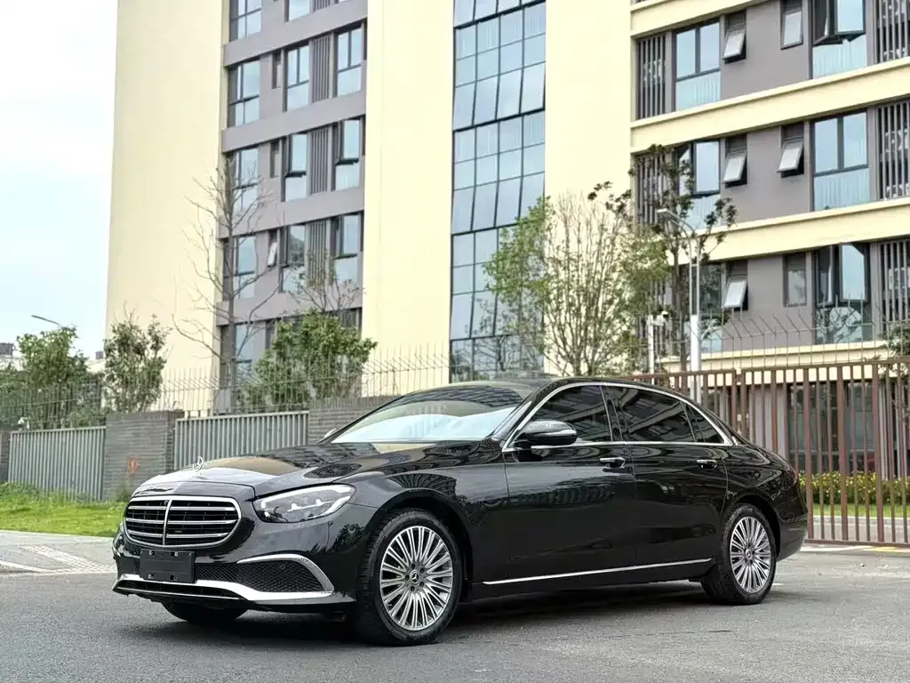 Mercedes-Benz E-Class — фото 1