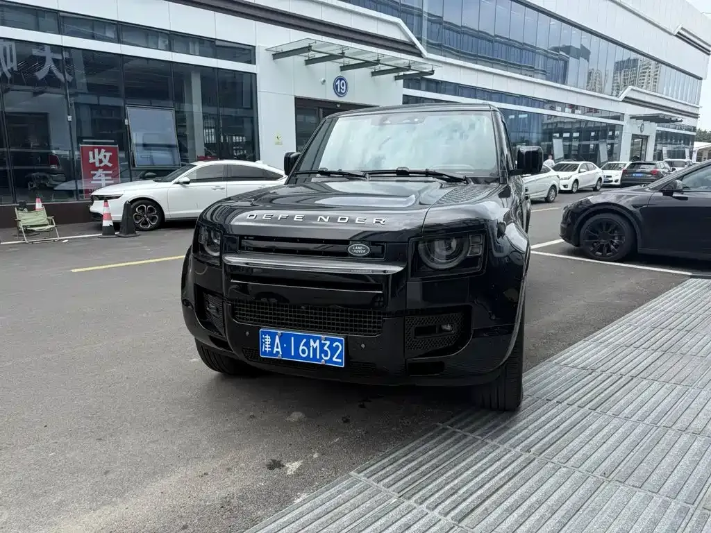 Land Rover Defender — фото 1