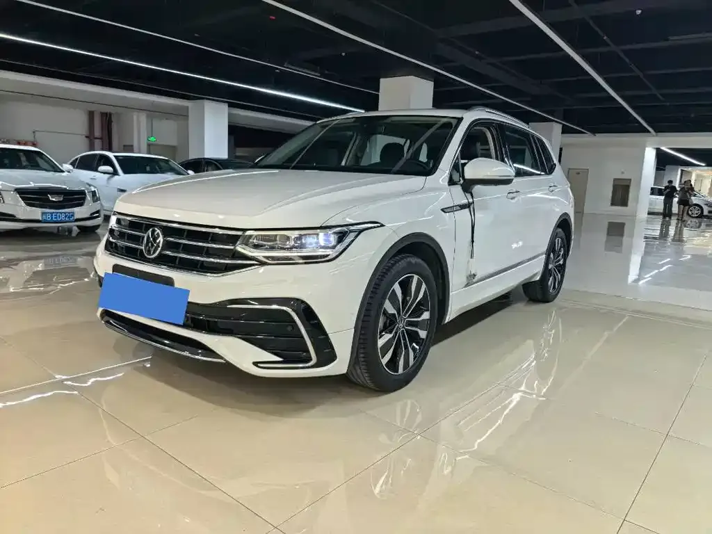 Volkswagen Tiguan L — фото 1