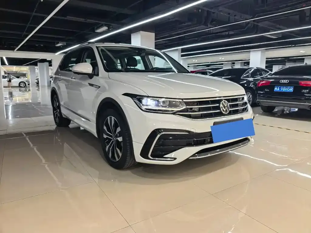 Volkswagen Tiguan L — фото 10