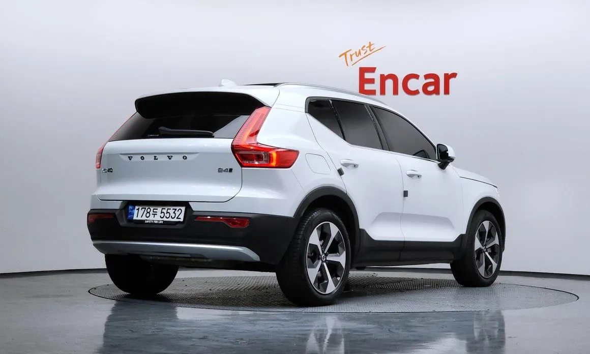 Volvo XC40 — фото 8