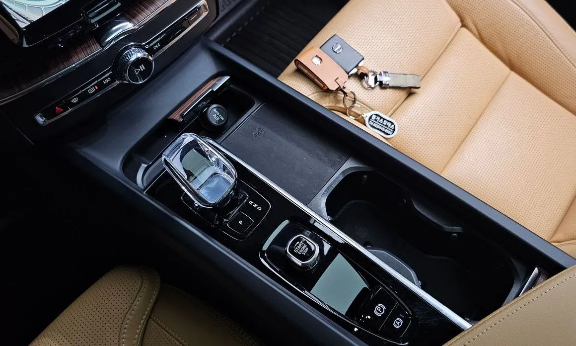 Volvo XC60 — фото 10