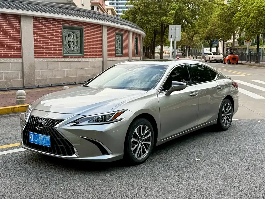 Lexus ES — фото 1