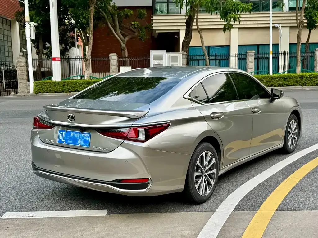 Lexus ES — фото 3