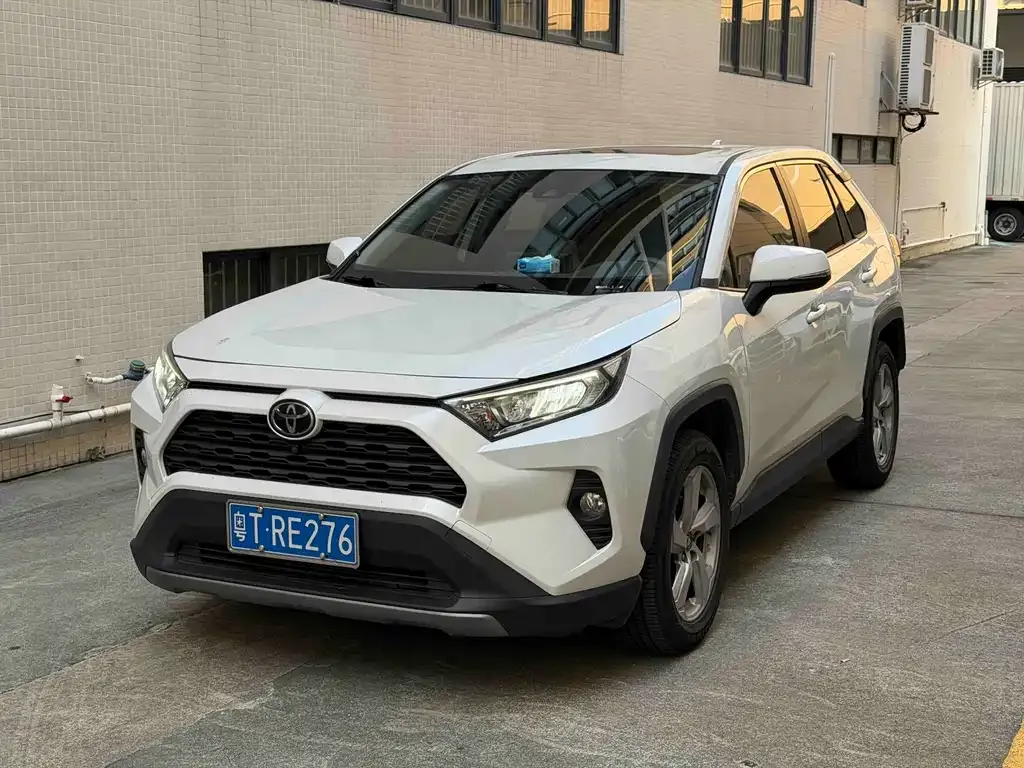 Toyota RAV4 — фото 1