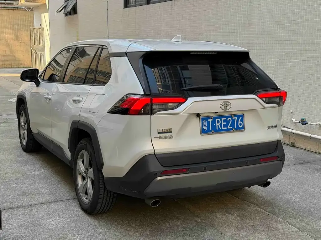 Toyota RAV4 — фото 3