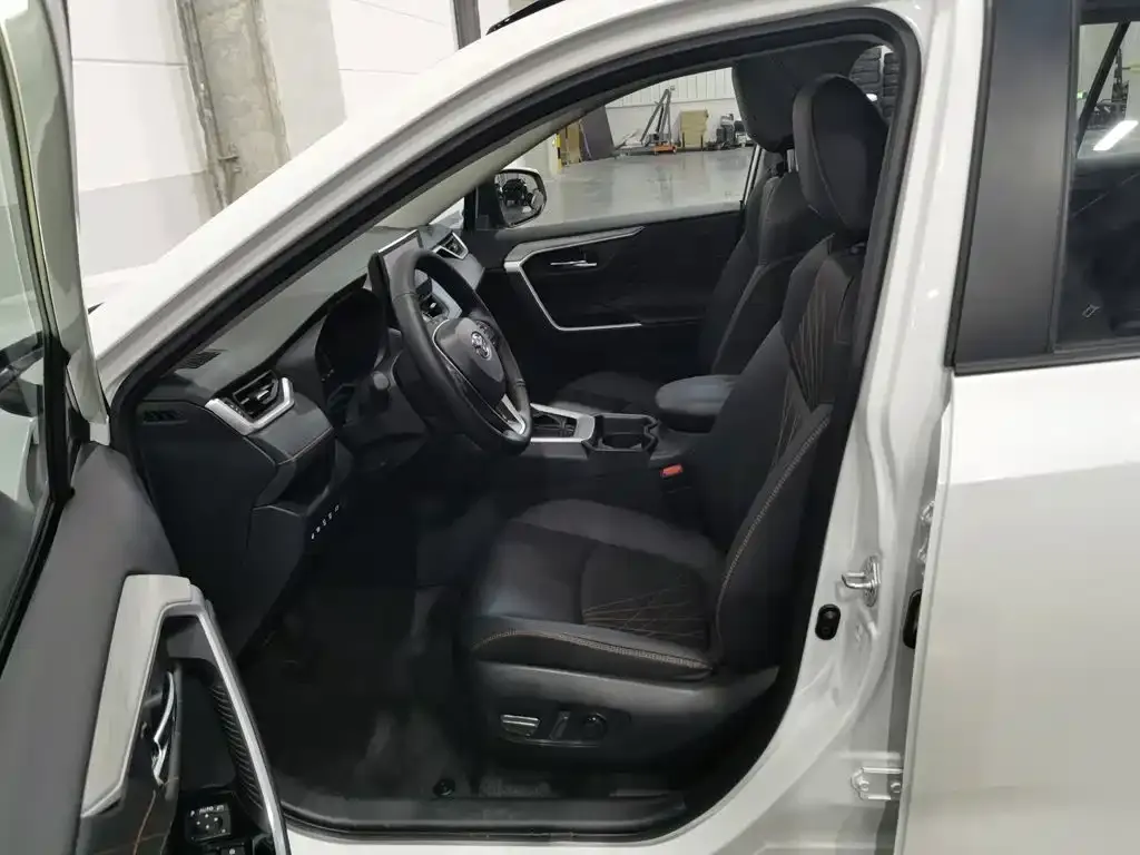 Toyota RAV4 — фото 10