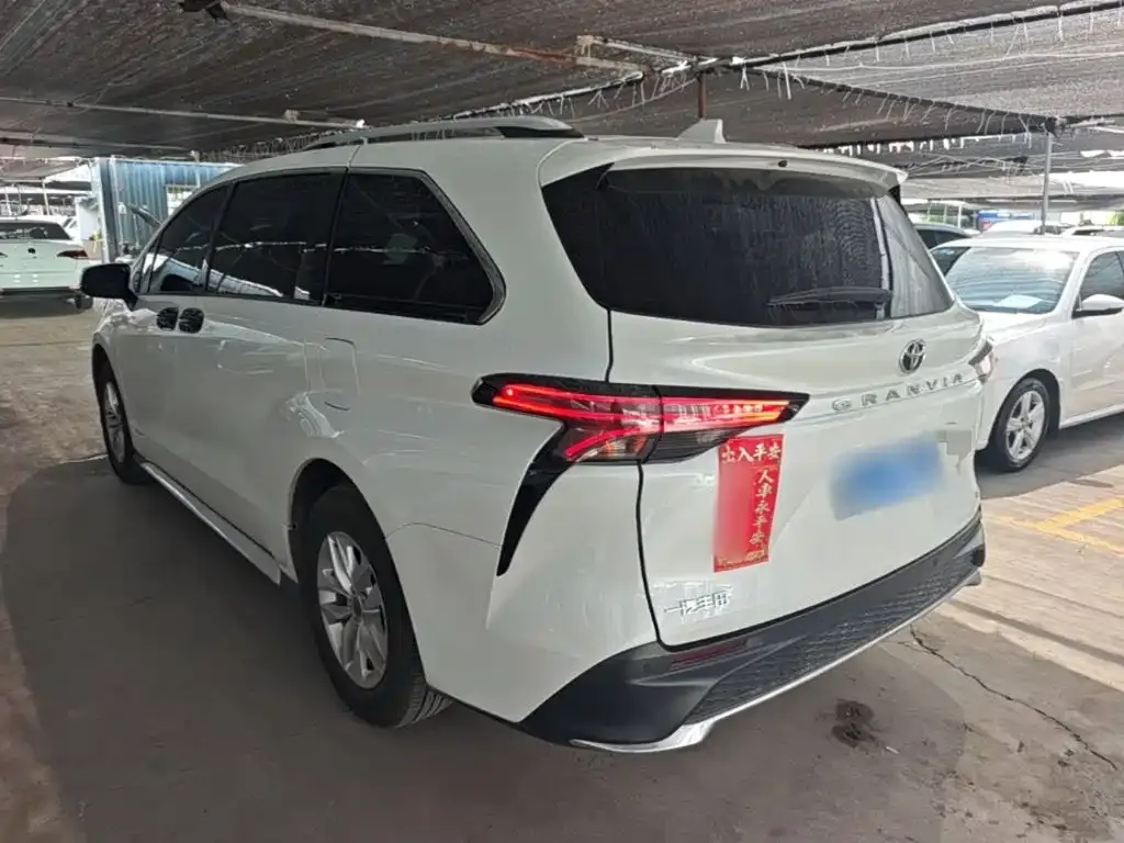 Toyota Granvia — фото 2