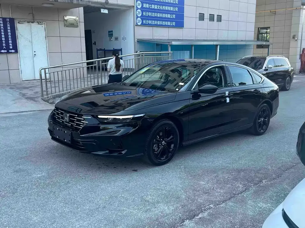 Honda Accord — фото 1