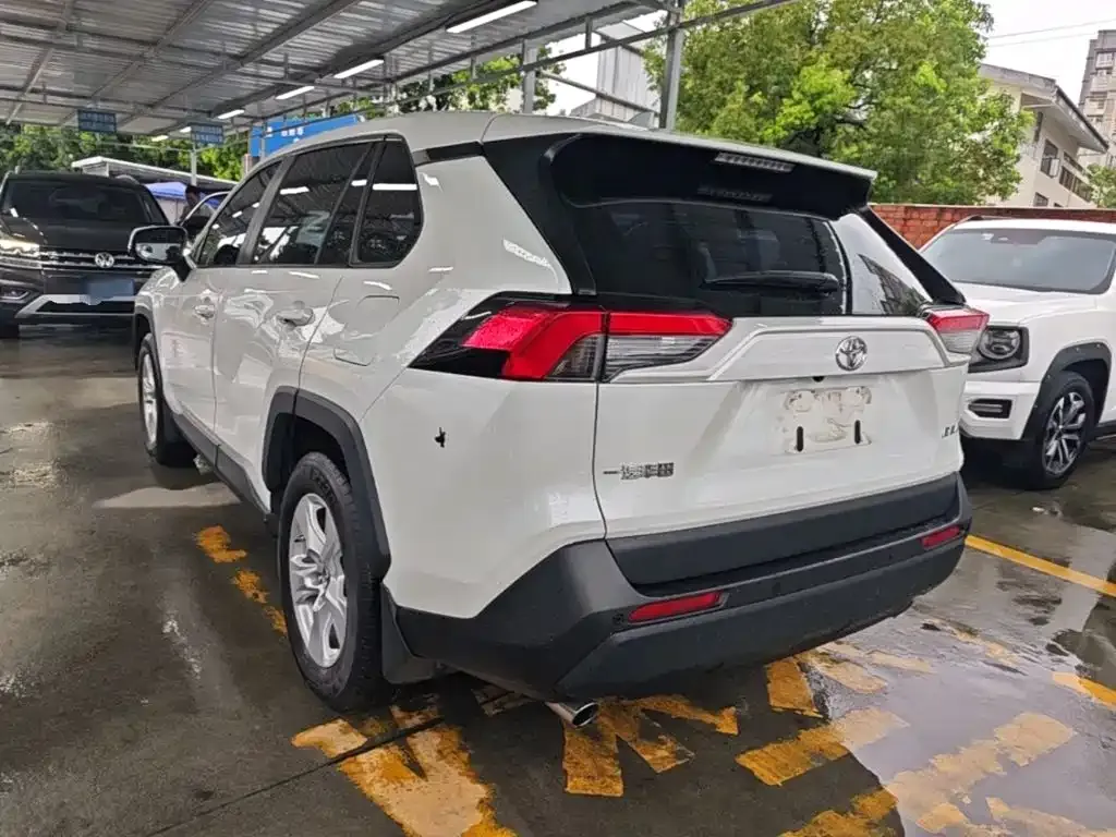 Toyota RAV4 — фото 7